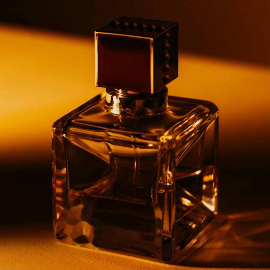 زجاجة عطر بإضاءة ذهبية دافئة
